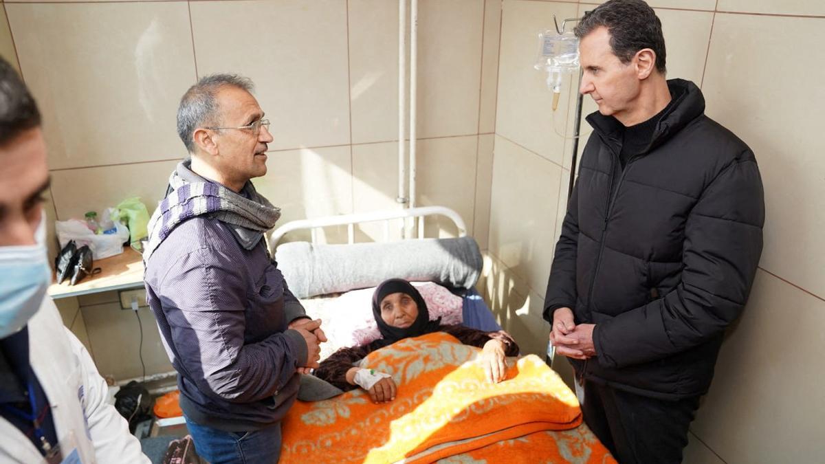 El presidente sirio, Bachar al Asad visita un hospital en Alepo, una de las provincias más golpeadas por los seísmos de Turquía en febrero de 2023.