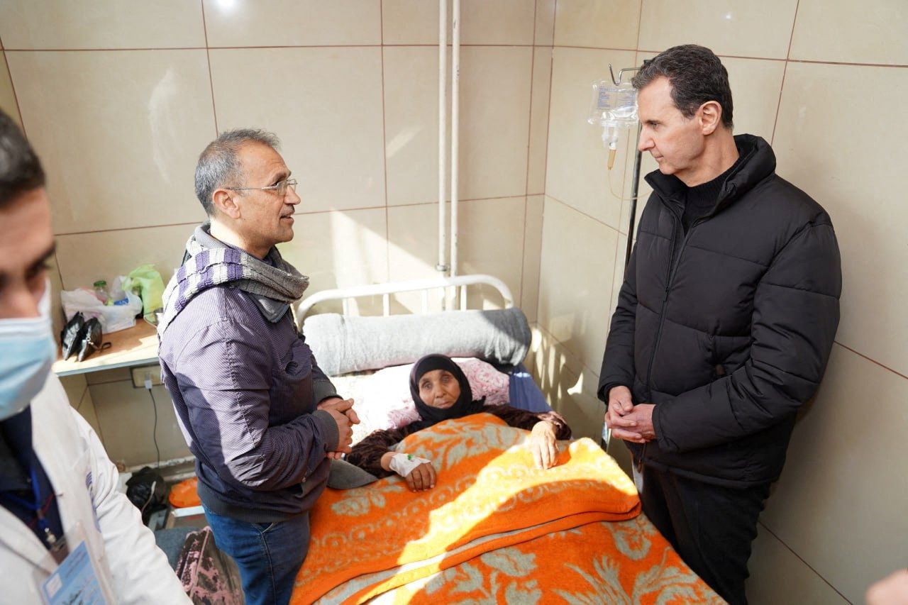 El presidente sirio, Bachar al Asad visita un hospital en Alepo, una de las provincias más golpeadas por los seísmos de Turquía en febrero de 2023.