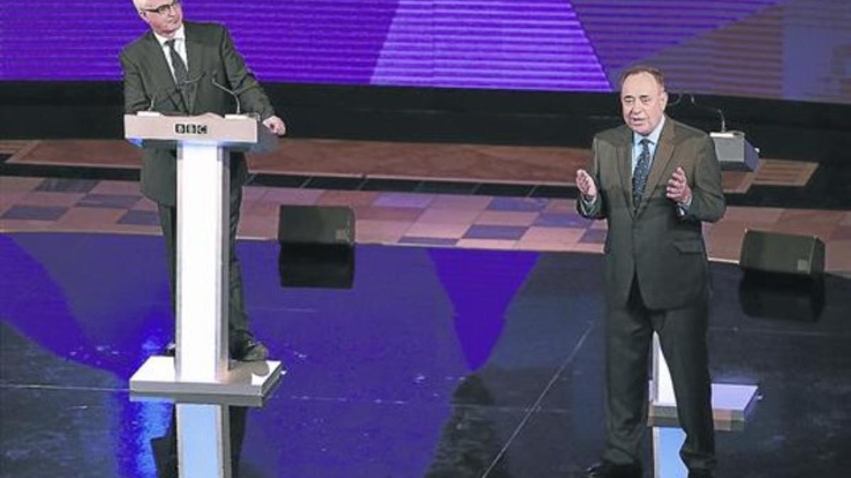 Alex Salmond, a la derecha, en el debate televisado de ayer en Glasgow. A la izquierda, Alistair Darling.