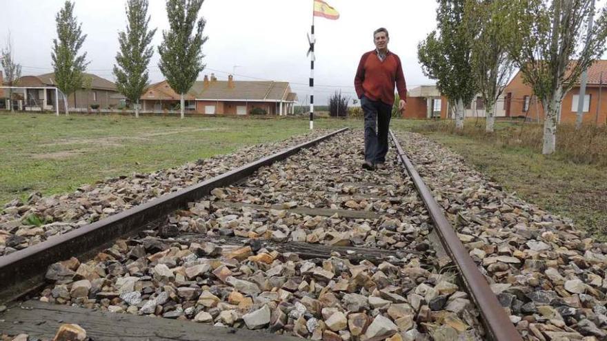 El alcalde de Villaveza del Agua, Eugenio Donado, camina ayer por la vía del tren.
