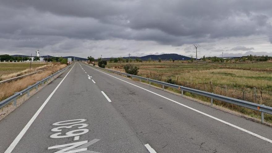 Dos heridos en la colisión de dos turismos en Valdesalor