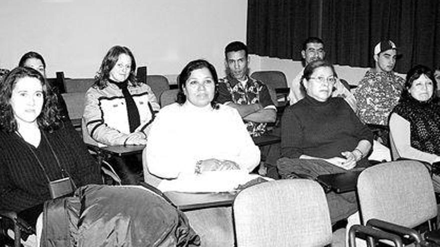 A Estrada acogió un taller de lengua y cultura gallega para inmigrantes y emigrantes retornados. / bernabé / p.f.