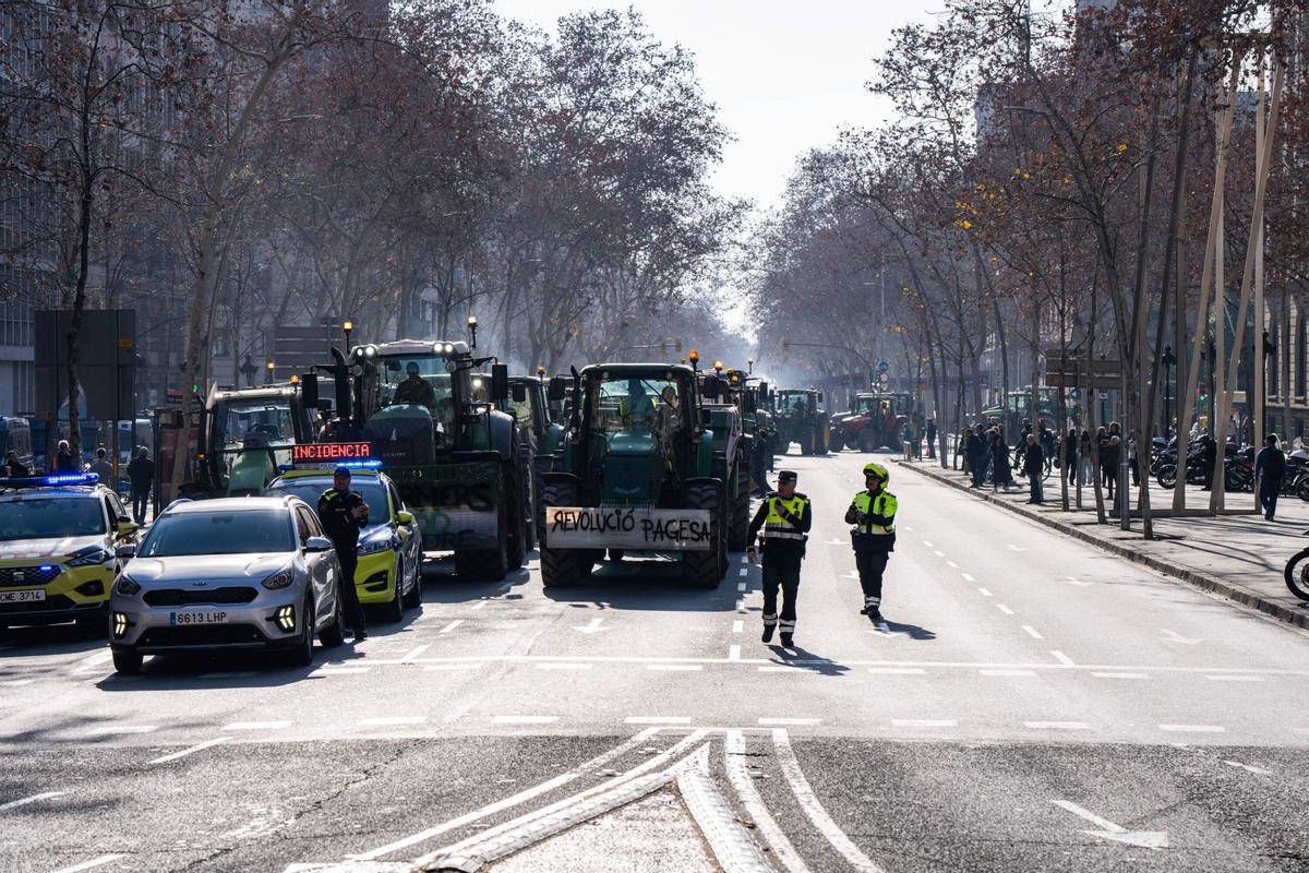 Tractores circulando por la Gran Via de Barcelona