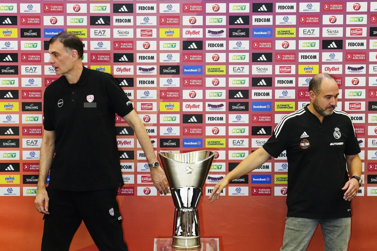 Georgios Bartzokas, entrenador de Olympiacos, y Chus Mateo, técnico del Real Madrid, en la previa a la final.