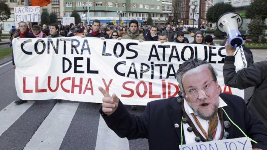 Los manifestantes, por la avenida de la Costa, camino de la calle San Bernardo.