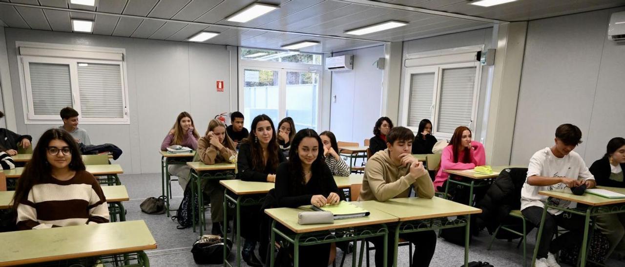 Alumnos de Bachillerato durante una de sus clases en las aulas móviles del Valle-Inclán