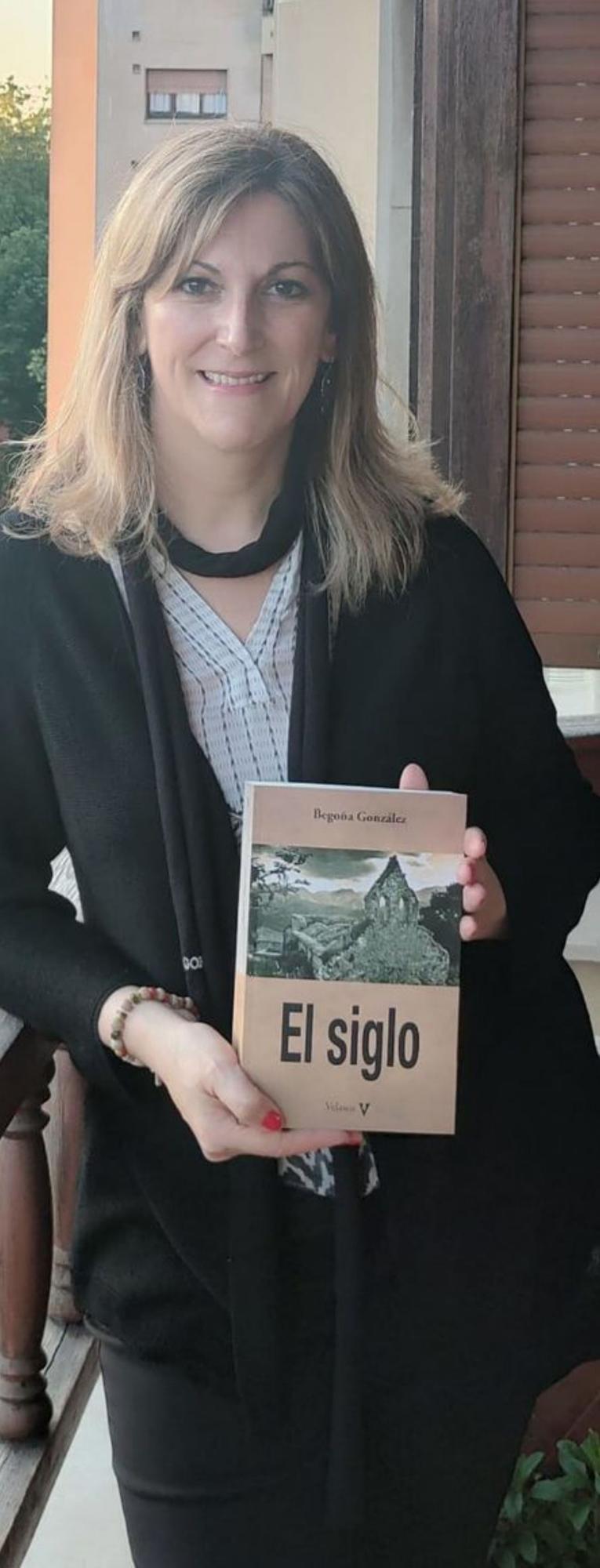 Begoña González, con un ejemplar de «El siglo».