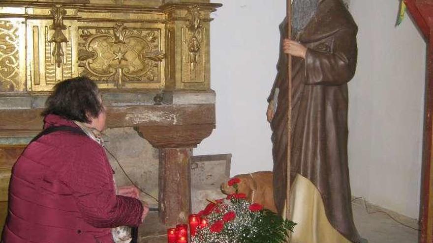 A la izquierda, el párroco bendice a los animales congregados en el exterior de la iglesia. A la derecha, una mujer observa la imagen de San Antón. Debajo y a la izquierda, los toresanos besan la reliquia del santo y, a la derecha, vecinos asisten a la eucaristía oficiada en la iglesia de Santa María de Arbas.