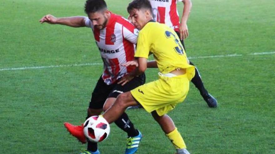 Goyo Medina pugna por un balón.