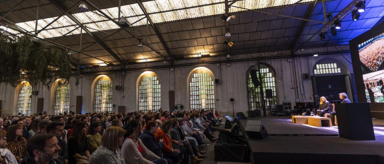 El almacén de la fábrica de La Vega, durante el encuentro con Shigeru Ban. | Miki López