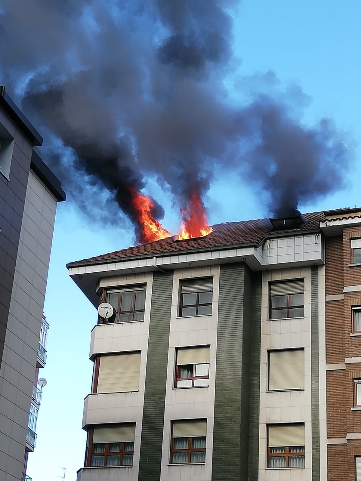 Espectacular incendio de un ático en Gijón