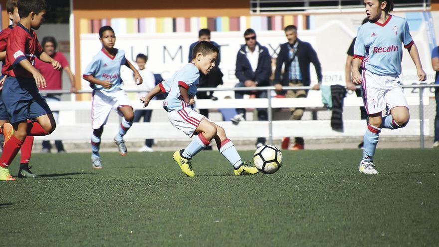 Imagen del partido amistoso ante el Santa Maríña. // E. A.