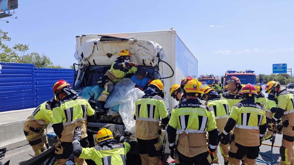 Bomberos de Málaga auxilian a un conductor de un camión accidentado en Torremolinos