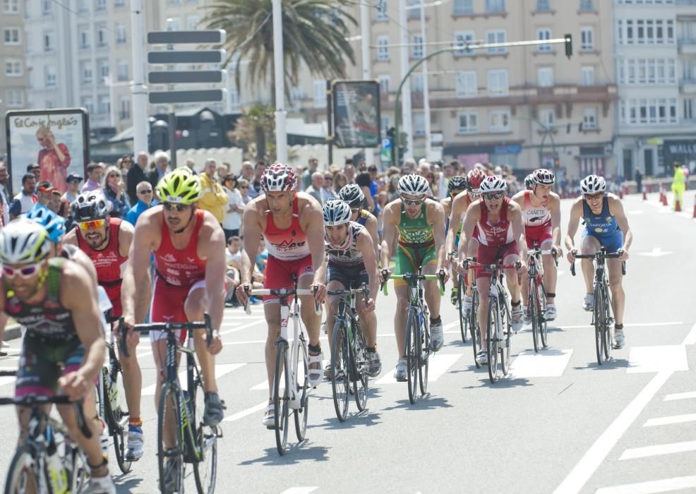 Más de 300 deportistas en el X Triatlón de Riazor