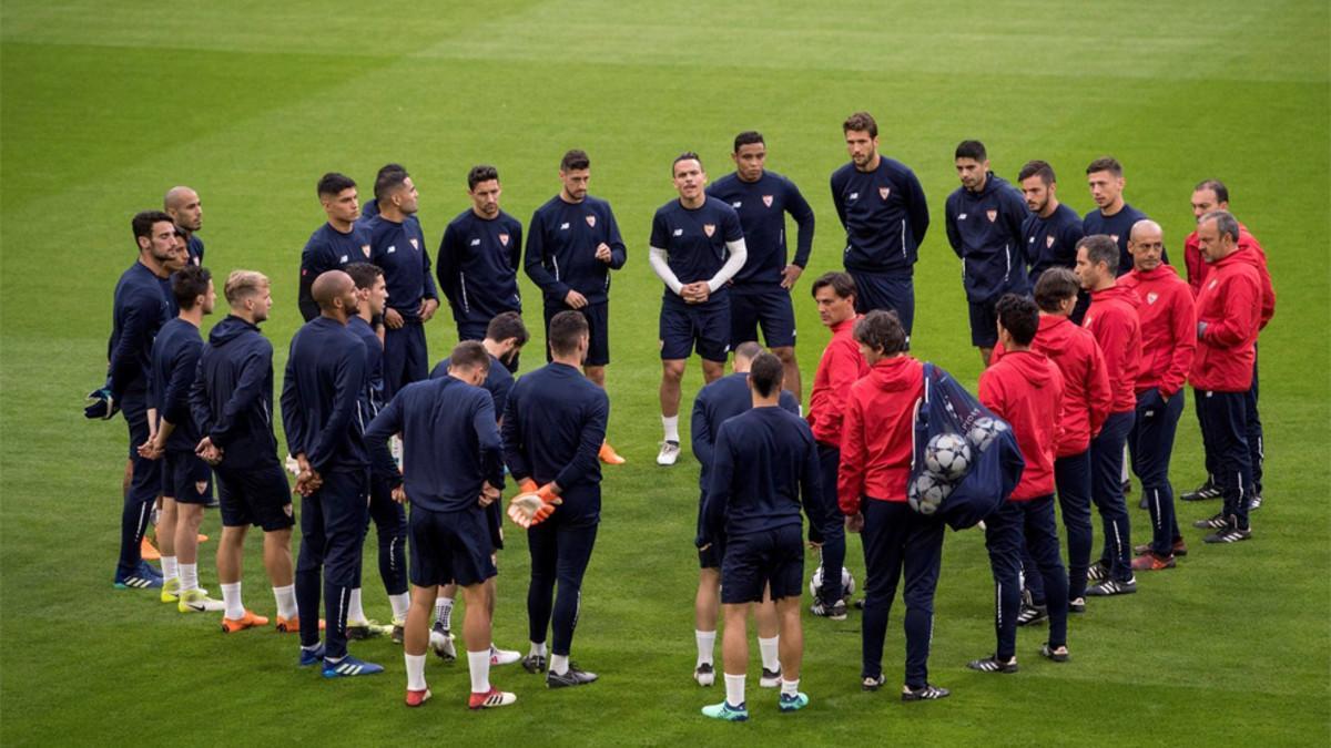 La plantilla y el cuerpo técnico del Sevilla en la previa del partido de la Champions 2017/18 contra el Bayern en Múnich