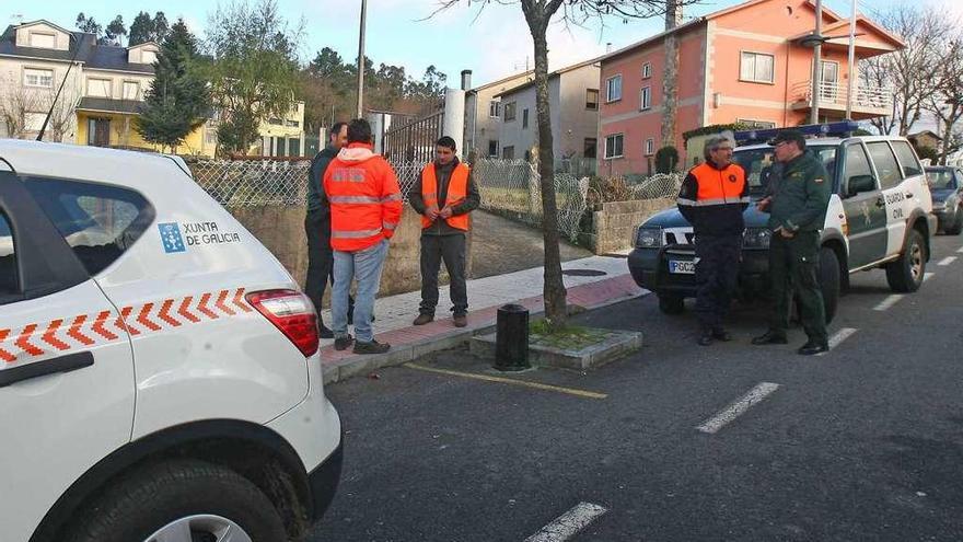 Protección Civil y Guardia Civil, instantes después de localizar al desaparecido. // Bernabé / Adrián Rei