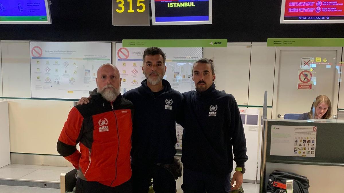 Los tres bomberos de Córdoba desplazados a Turquía para rescatar a personas atrapadas por el terremoto.