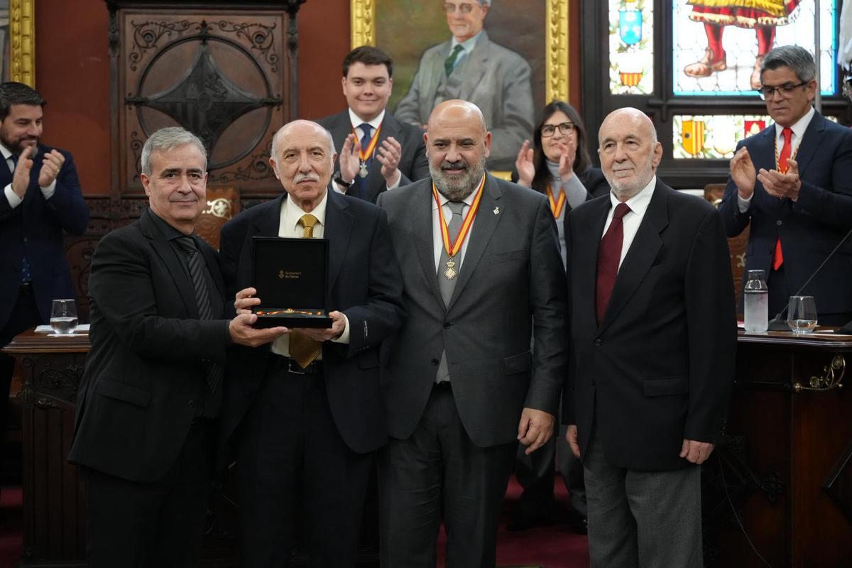 FOTOS | El Ayuntamiento de Palma entrega las Medallas de Oro de la Ciudad y nombra Hijas Ilustres a Pilar Juncosa Iglesias y Caty Juan del Corral FOTOS | El Ayuntamiento de Palma entrega las Medallas de Oro de la Ciudad y nombra Hijas Ilustres a Pilar Juncosa Iglesias y Caty Juan del Corral