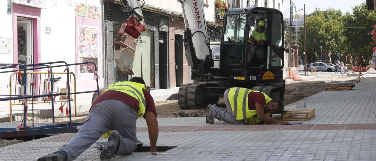 Varios trabajadores de la construcción en una obra en Córdoba.