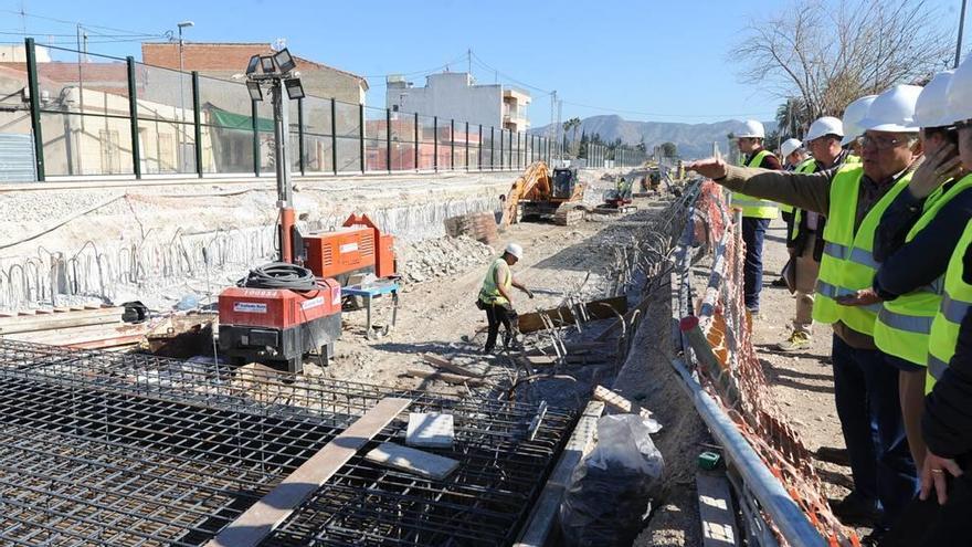 Joaquín Contreras y miembros de la Comisión de Seguimiento de las Obras del Soterramiento observan los trabajos.