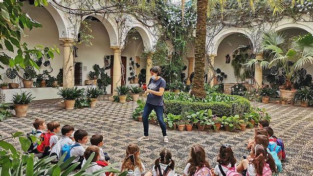 Actividades. 8 Alumnos de Infantil celebrando el Día Internacional de la Biodiversidad en el marco de este proyecto. | CÓRDOBA/MANUEL MURILLO