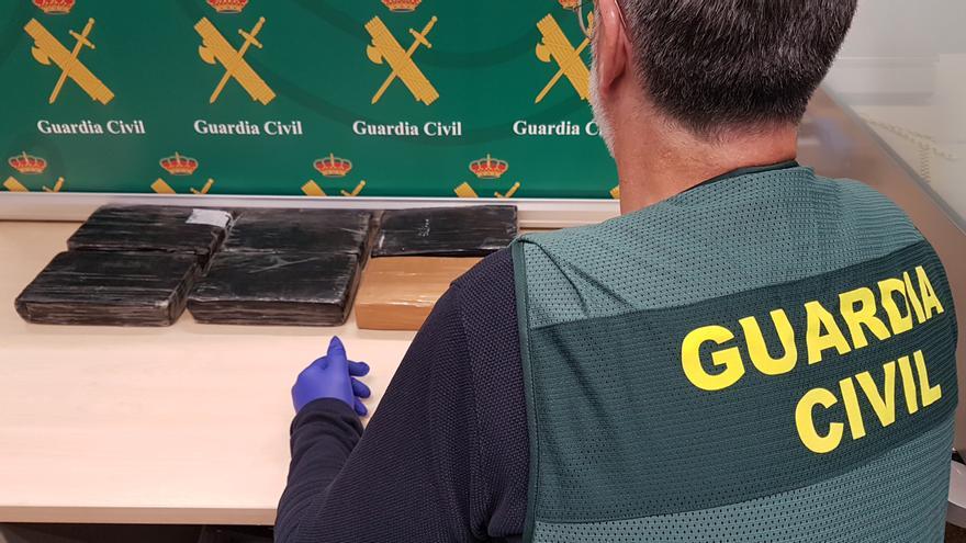 Interceptan seis kilos de cocaína en una mochila dentro de un camión portacoches en el Puerto de Palma