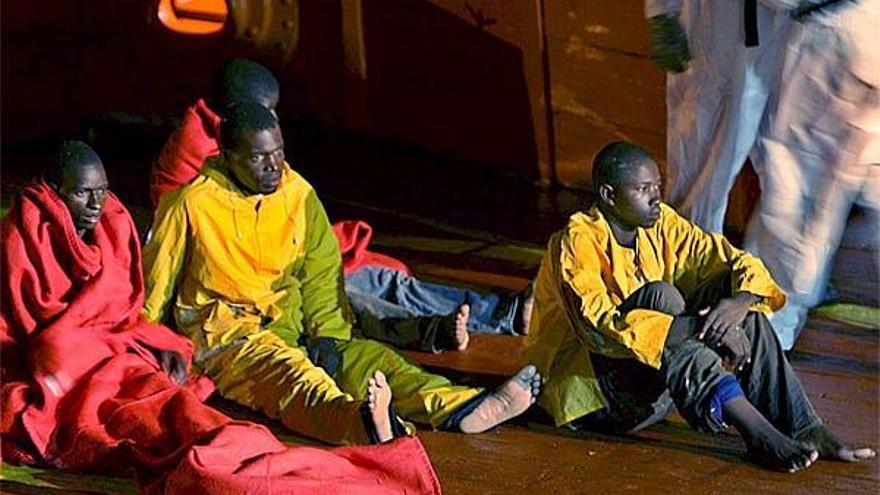 Cuatro africanos mueren tras alcanzar la costa canaria. El drama de la inmigración se cobró ayer cuatro nuevas víctimas, que llegaron esta semana en uno de los cayucos llegados en los últimos días a las Islas Canarias, mientras otros trece permanecen ingresados, según fuentes de la Consejería de Sanidad del Gobierno autonómico. En la imagen, un grupo de africanos a su llegada a Tenerife el pasado miércoles.