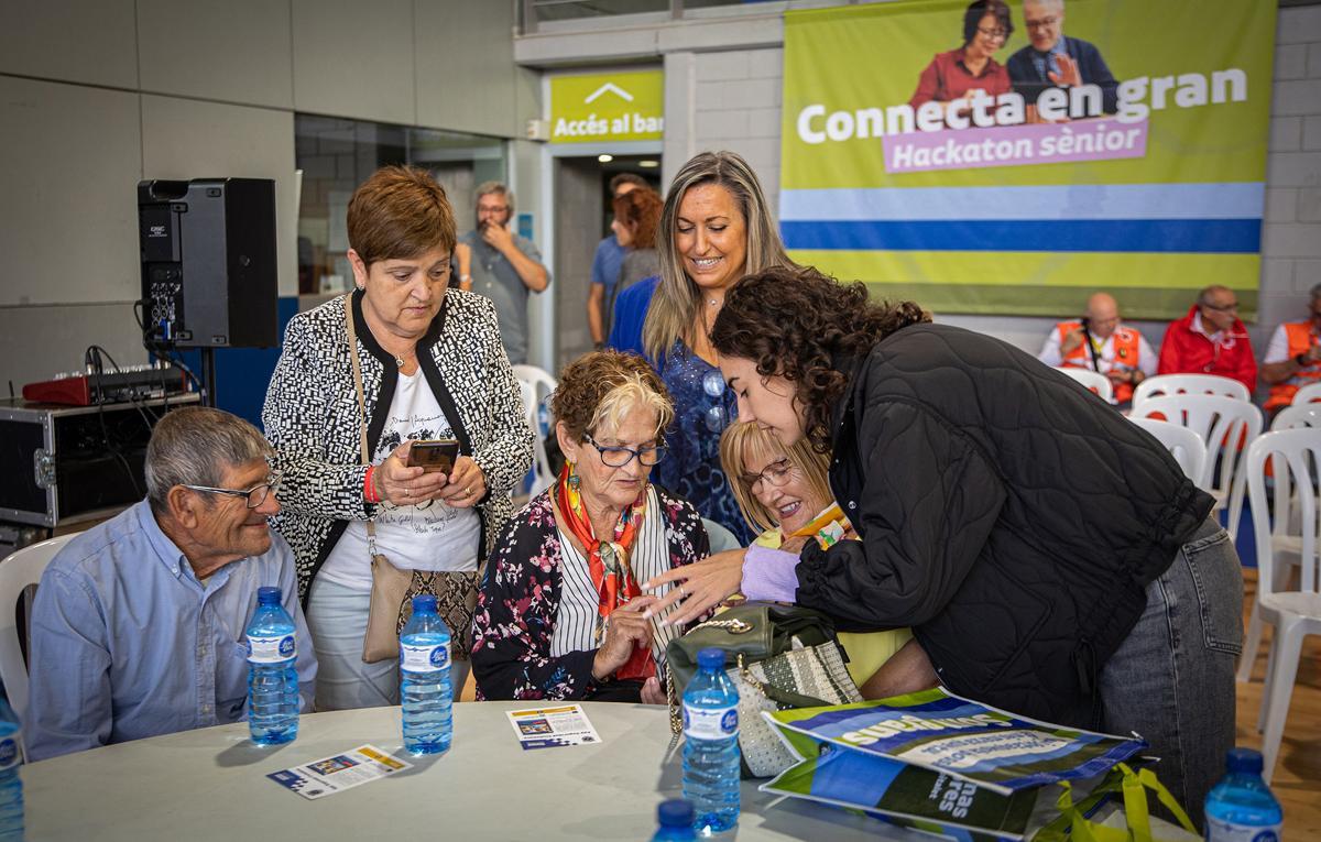 ‘Hackatón sénior’ en L’Hospitalet. Talleres digitales para la gente mayor.