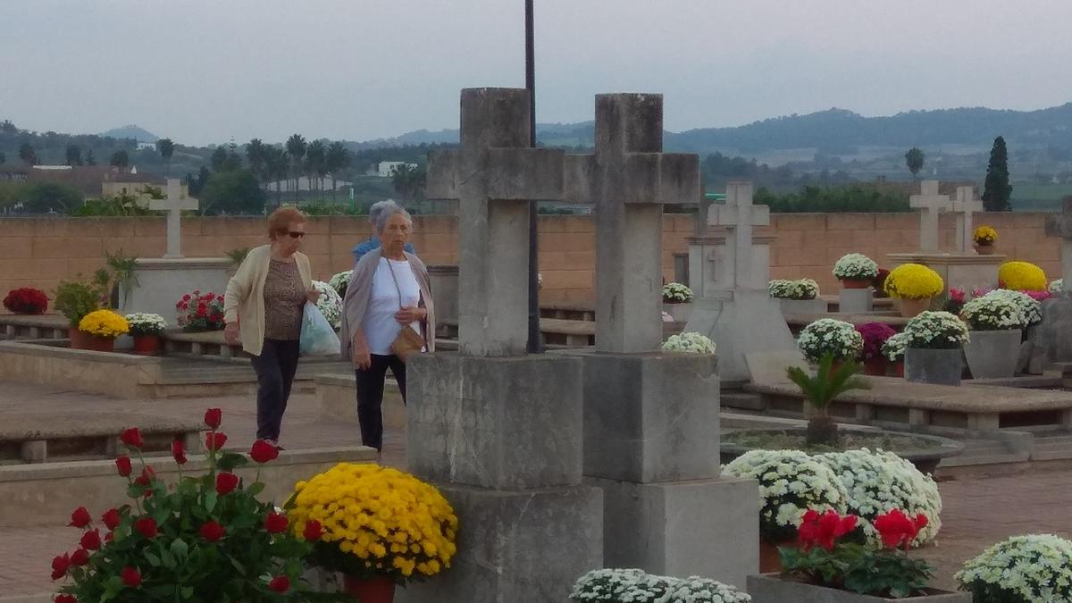 Visita al camposanto de Montuïri.