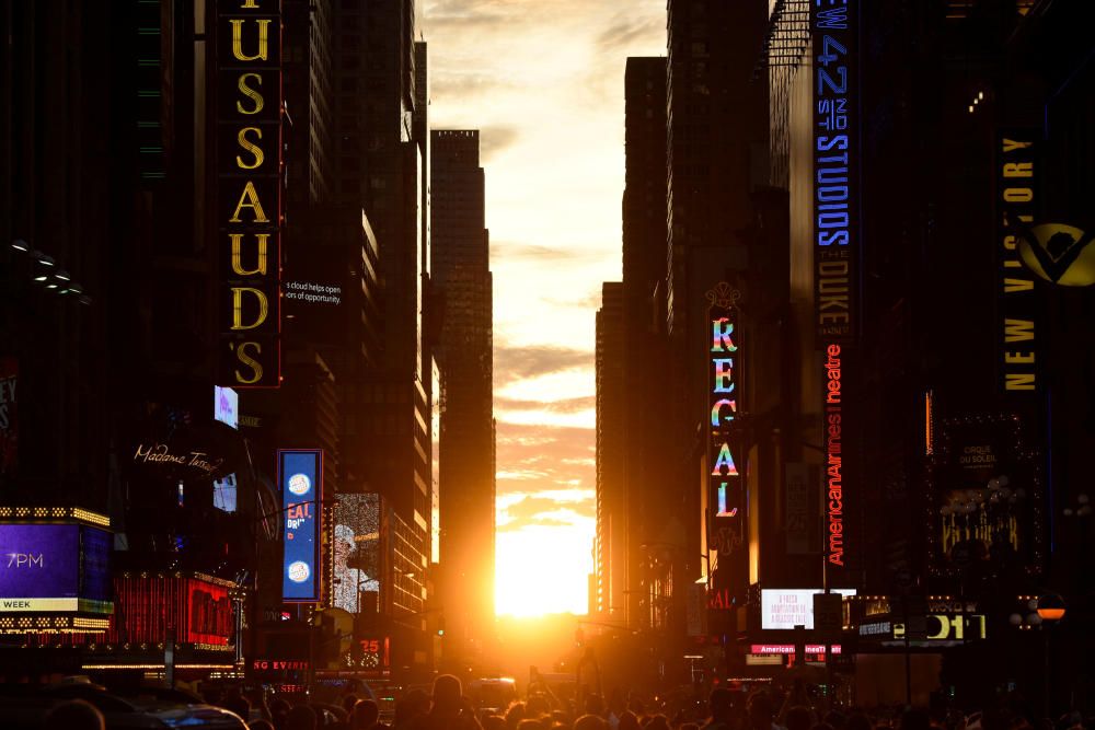 El sol se pone en Manhattan, perfectamente alineado con los edificios. Es el fenómeno conocido como 'Manhattanhenge'.