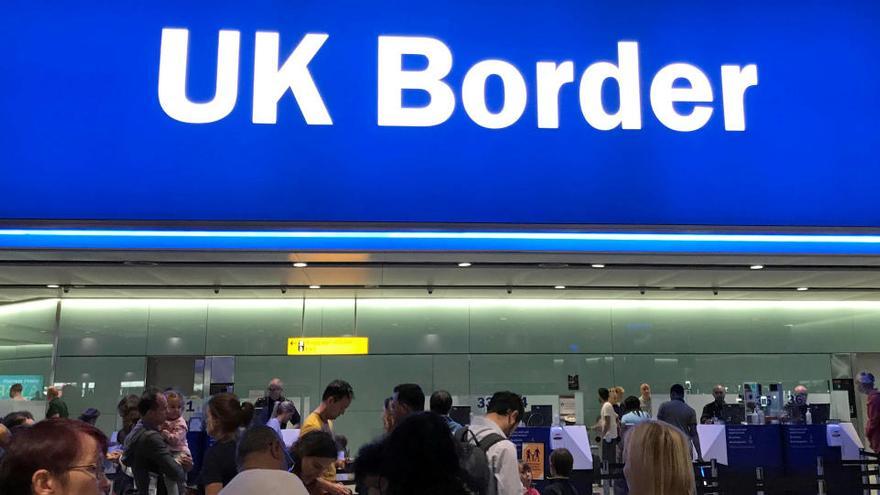 Un cartell de la frontera del Regne Unit a l&#039;aeroport de Heathrow, a Londres