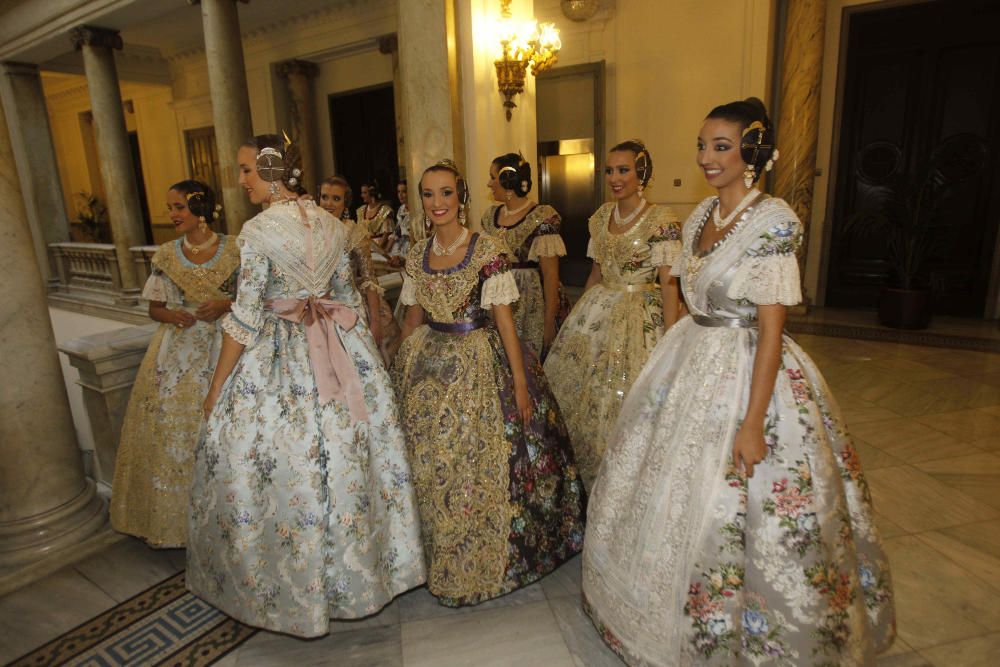 Las cortes de honor ensayan la proclamación de las falleras mayores