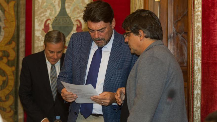 El alcalde, Luis Barcala, observa un documento con Miguel Ángel Pavón.