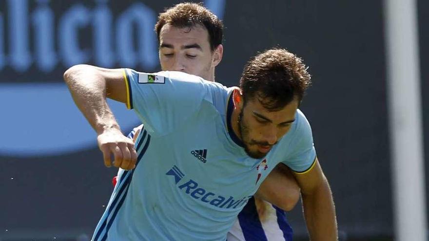 Borja Iglesias, autor de dos goles ayer en Boiro, protege un balón en un partido anterior. // Ricardo Grobas