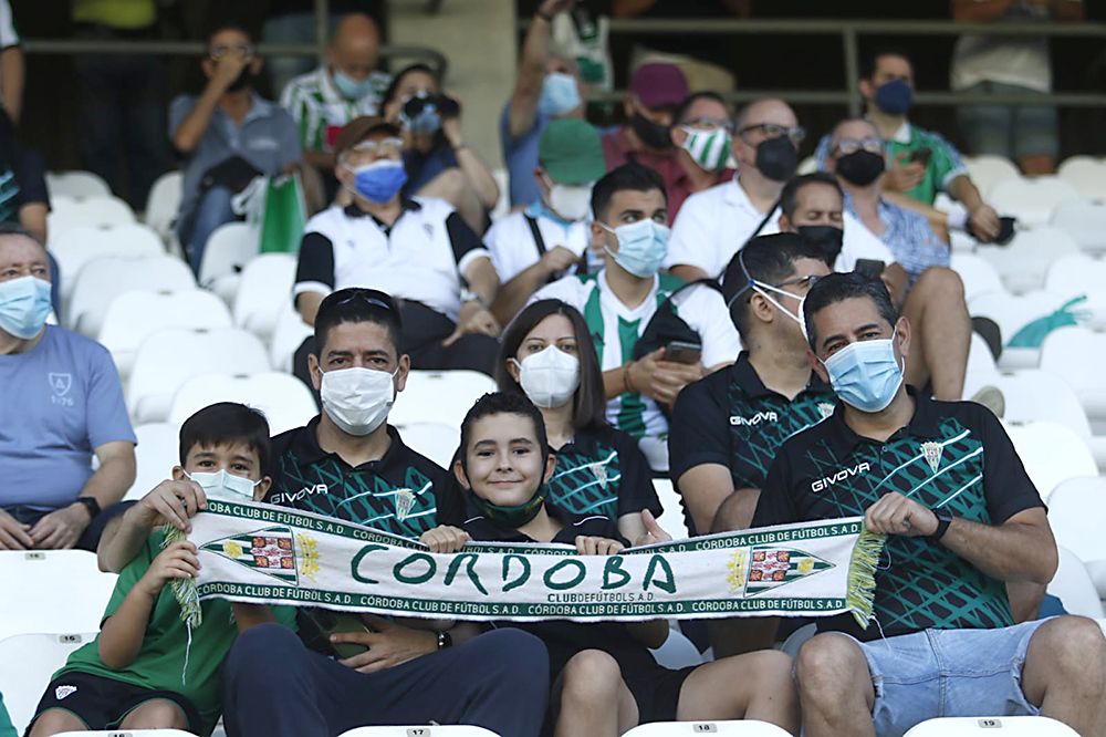 Aficionados asistentes al Córdoba CF-UD San Fernando