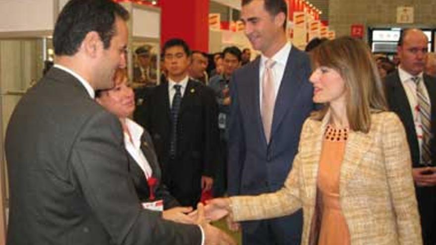 Los Príncipes visitan el expositor de Extremadura en la feria de China