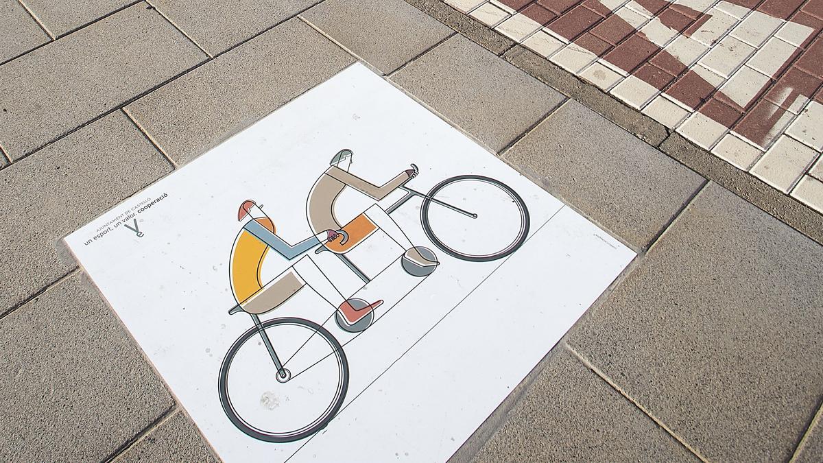 La señalética en pavimento del carril bici es otra muestra del empleo de la cerámica en la capital de la Plana.