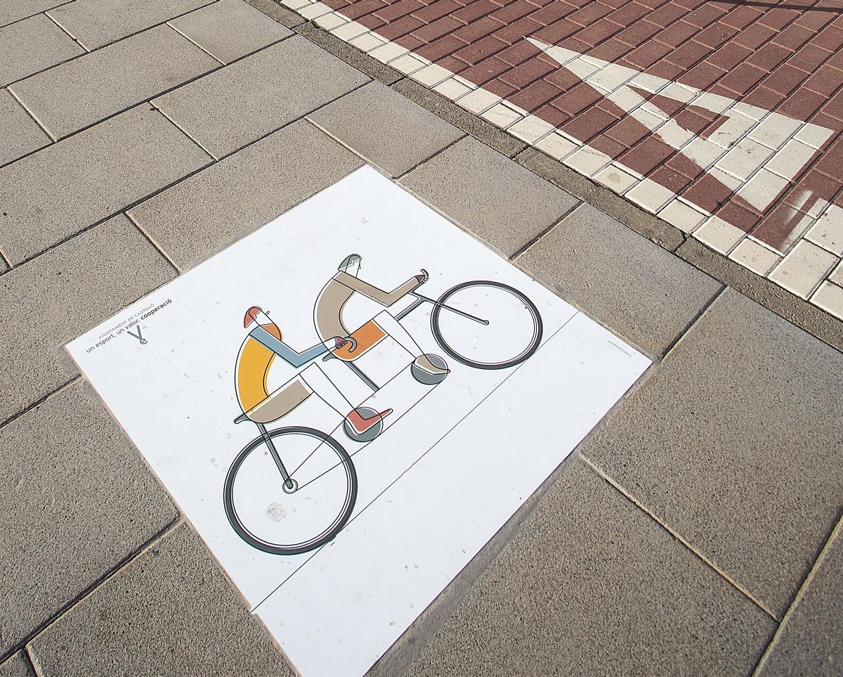 La señalética en pavimento del carril bici es otra muestra del empleo de la cerámica en la capital de la Plana.