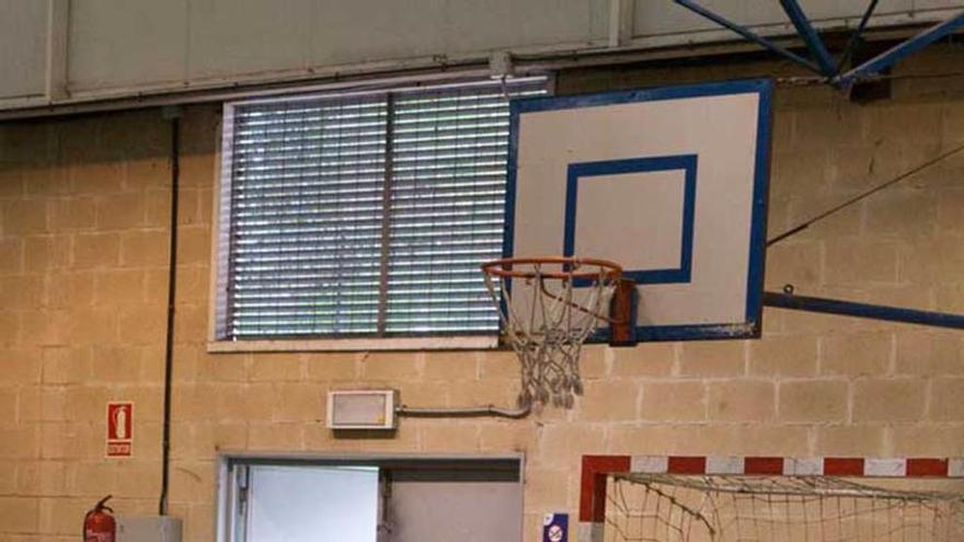 Castro, con el balón, en el partido celebrado ayer en El Entrego.