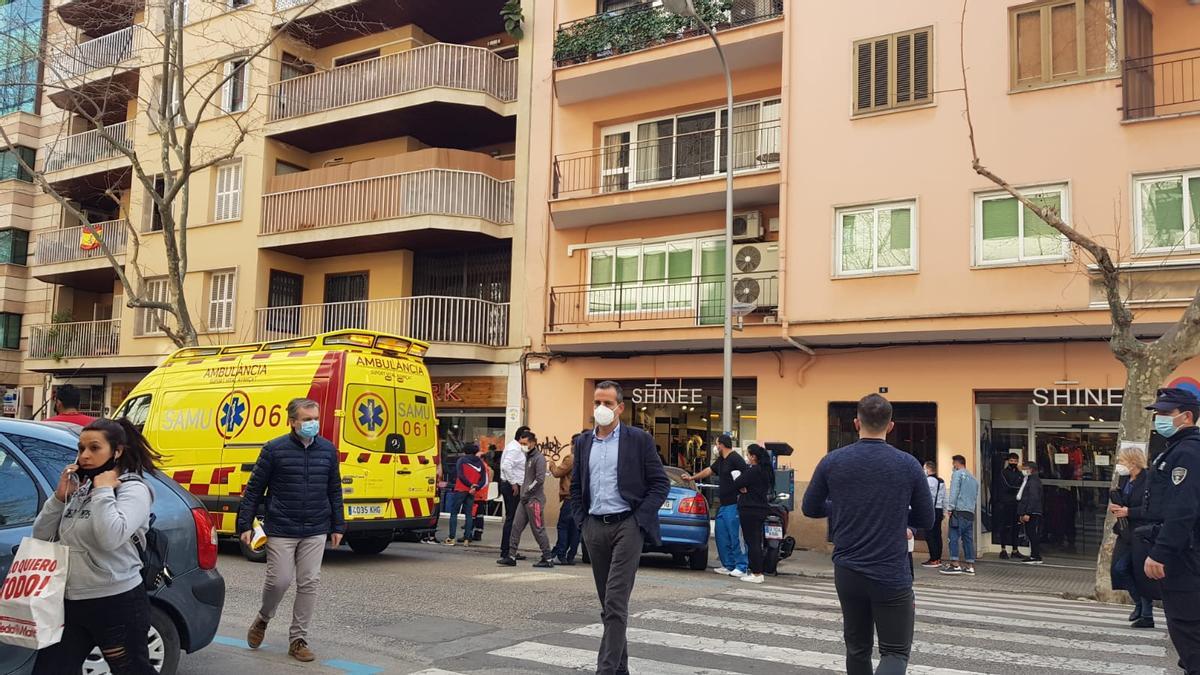 Vecinos de la calle Nuredduna, concentrados al enterarse de la muerte de una mujer.