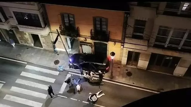 Detenidos en Betanzos tres presuntos ladrones, entre ellos una embarazada, tras empotrar el coche en la calle García Naveira