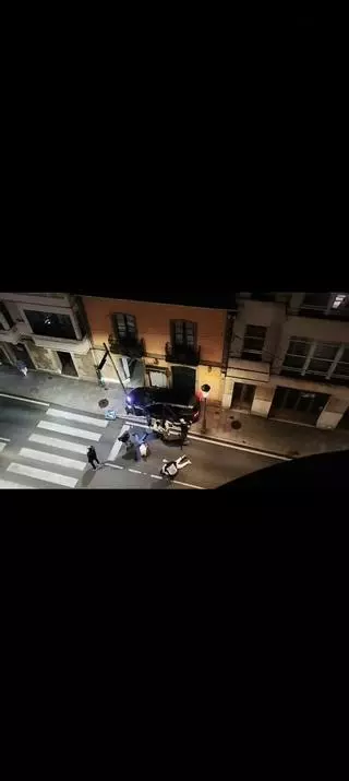 El intento de robo de un coche en un súper de A Coruña acaba con los delincuentes, entre ellos una embarazada, detenidos en Betanzos tras empotrar su vehículo