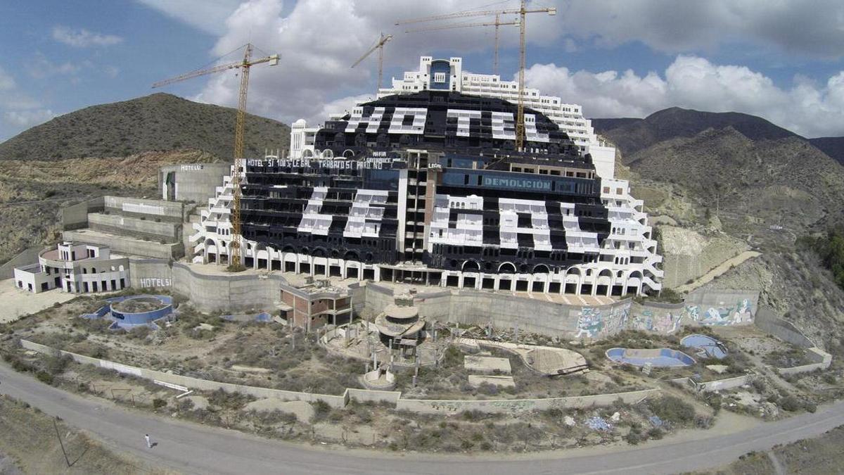 La licencia de obras del Algarrobico queda anulada tras más de 20 años y medio centenar de sentencias La licencia de obras del Algarrobico queda anulada tras más de 20 años y medio centenar de sentencias