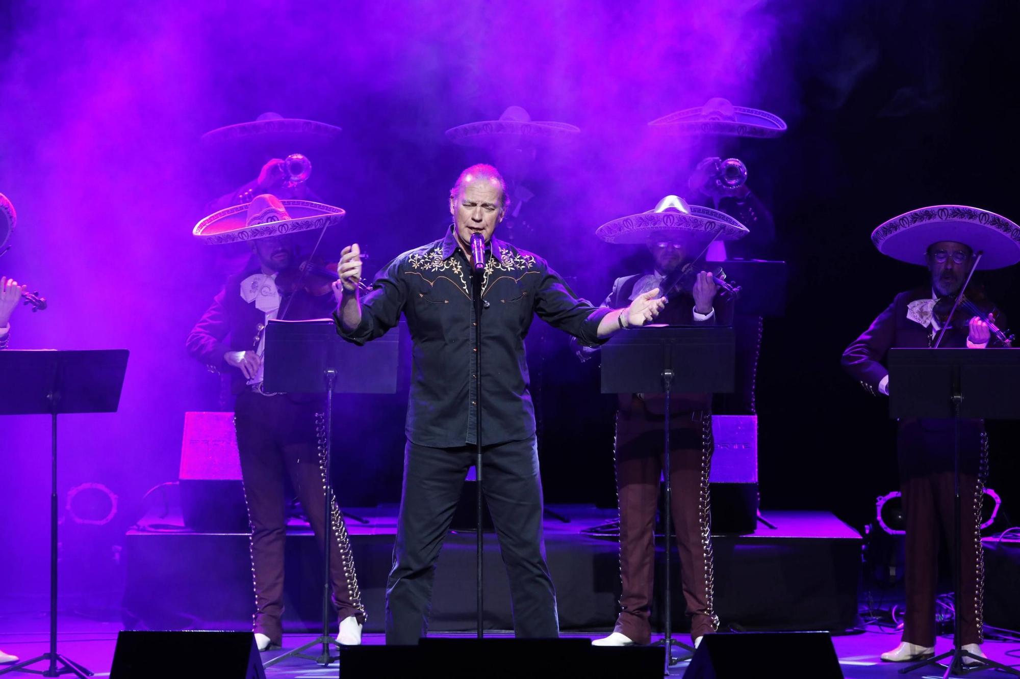 El concierto de Bertín Osborne en Gijón, en imágenes