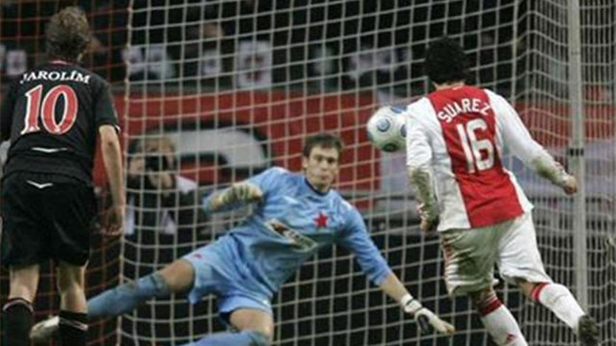 Suárez lanzó un penalti a lo Panenka y marcó ante el Slavia Praga cuando era jugador del Ajax