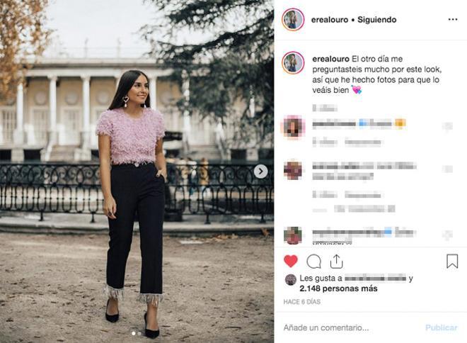 Erea Louro combina su pantalón con el bajo de 'strass' de Uterqüe con una camiseta rosa de Zara