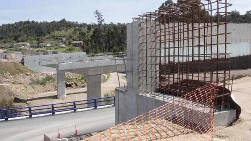 Obras del viaducto que afectan a la carretera de Marcón. // S. Álvarez