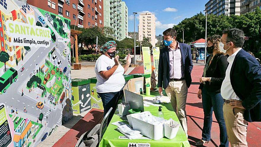 Los puestos reparten material para concienciar sobre la limpieza.