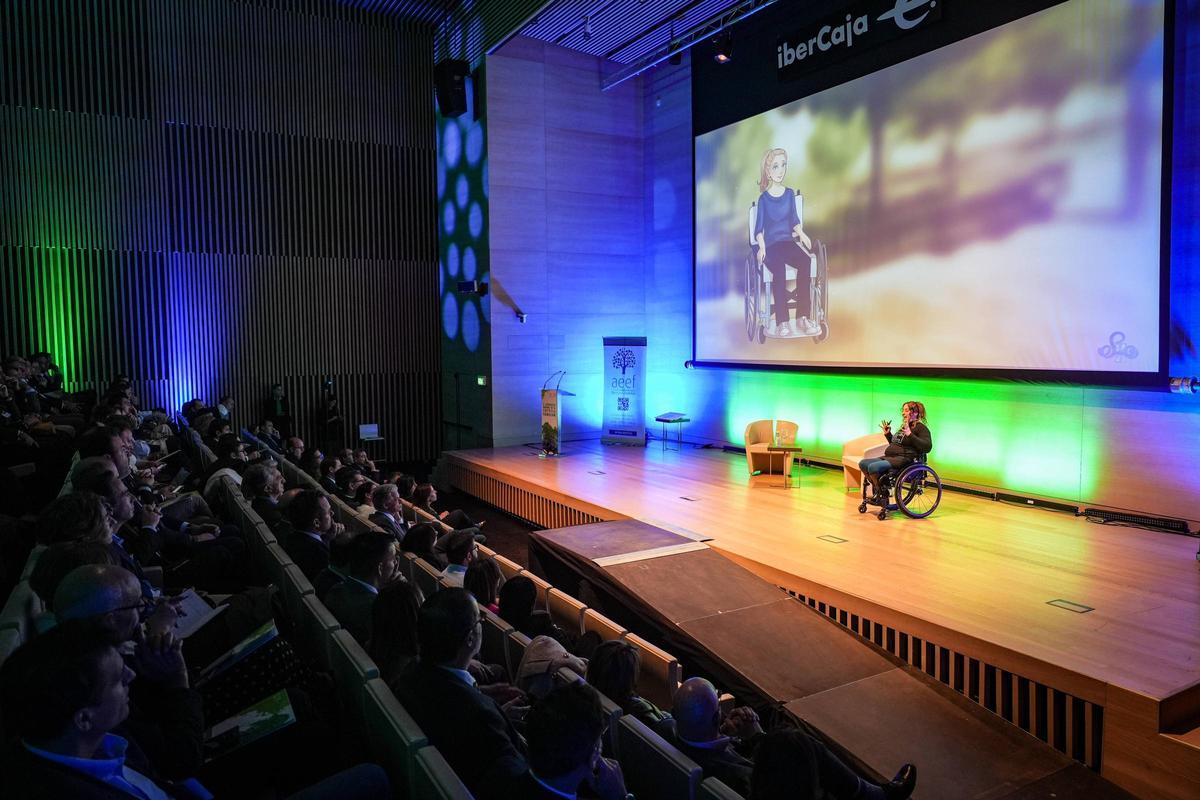 Loida Zabala, deportista paralímpica extremeña durante su ponencia en el congreso regional.