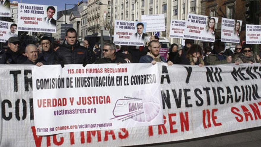 Las &quot;Víctimas Alvia 04155&quot;, frente a la plaza de Neptuno.